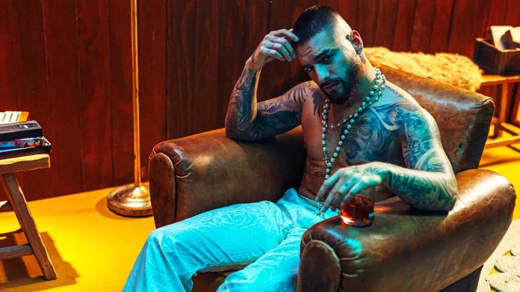 Maluma conquers the Mexicans with mezcal and singing El Rey